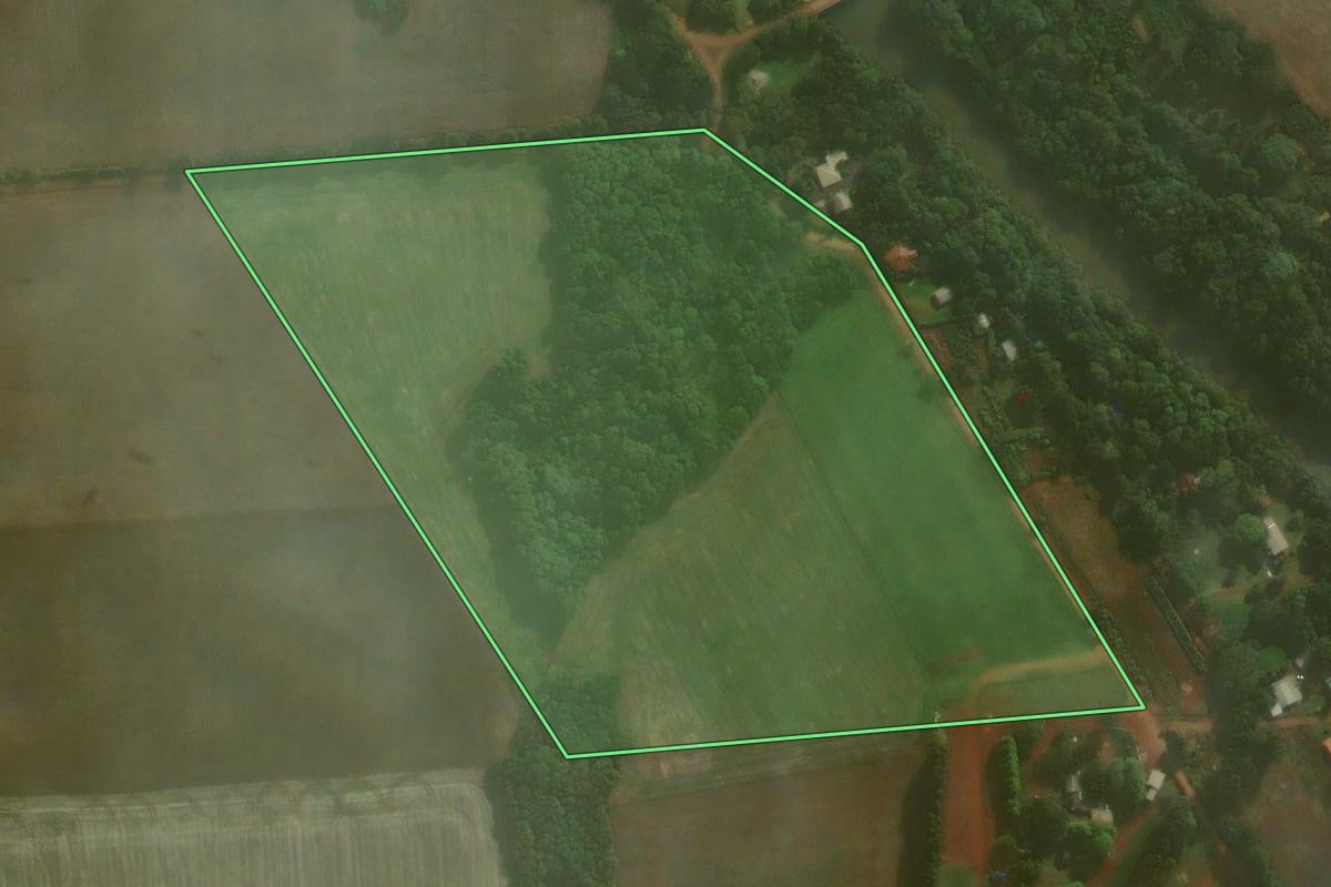 Imagem de satélite do imóvel rural em Coronel Barros (RS), com o contorno declarado no CAR desenhado por cima.