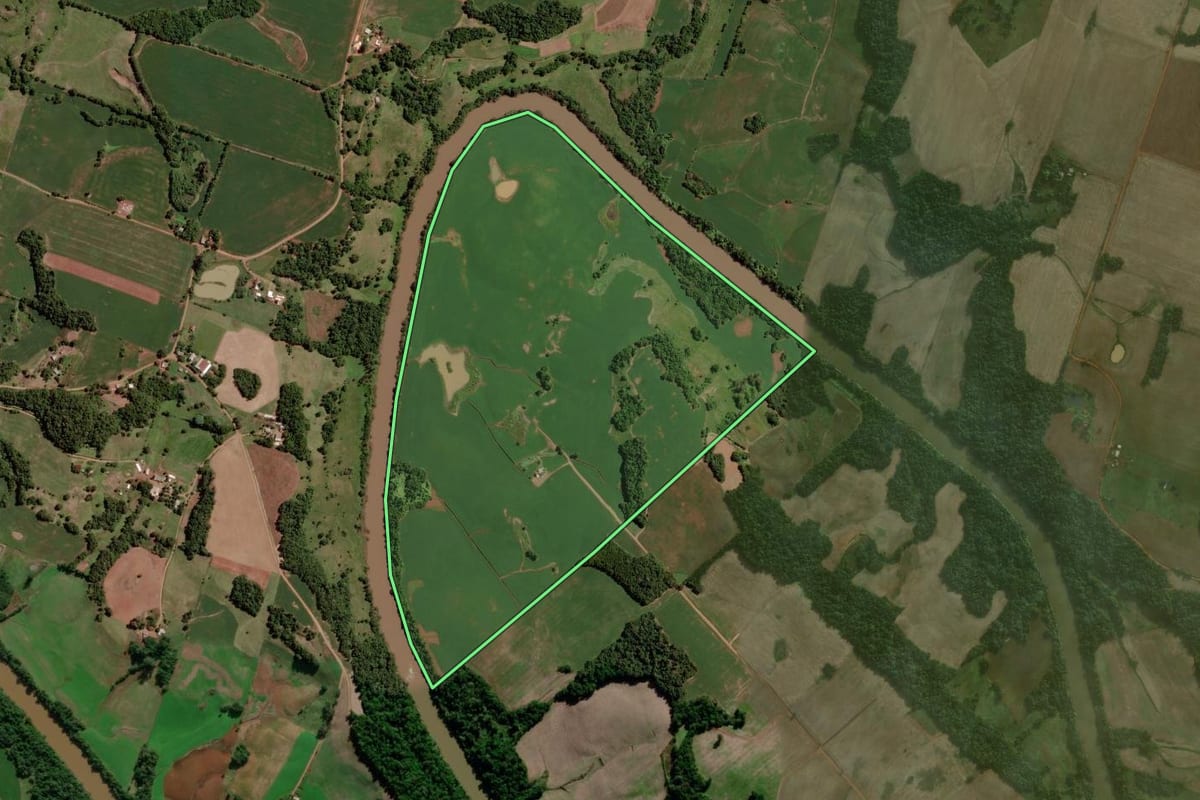 Imagem de satélite do imóvel rural em Coronel Barros (RS), com o contorno declarado no CAR desenhado por cima.