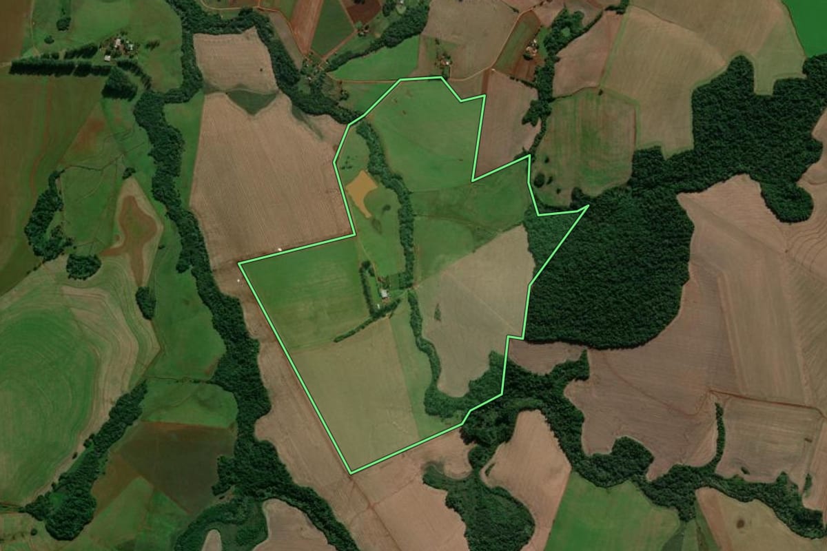 Imagem de satélite do imóvel rural em Coronel Barros (RS), com o contorno declarado no CAR desenhado por cima.