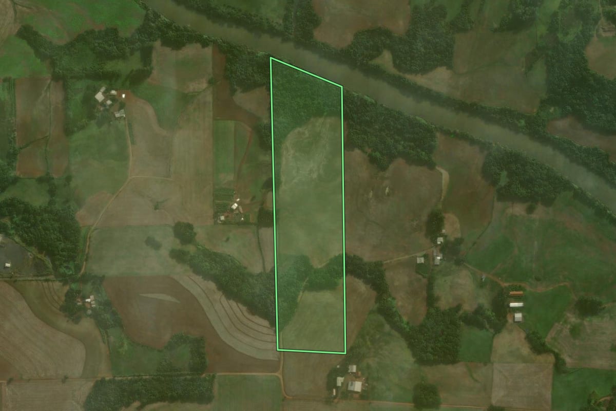Imagem de satélite do imóvel rural em Coronel Barros (RS), com o contorno declarado no CAR desenhado por cima.