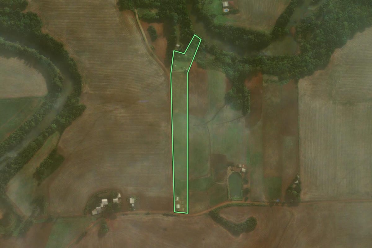Imagem de satélite do imóvel rural em Coronel Barros (RS), com o contorno declarado no CAR desenhado por cima.