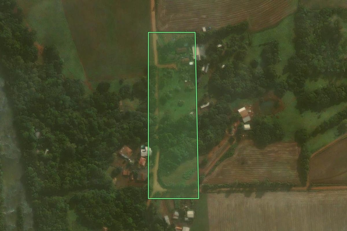 Imagem de satélite do imóvel rural em Coronel Barros (RS), com o contorno declarado no CAR desenhado por cima.