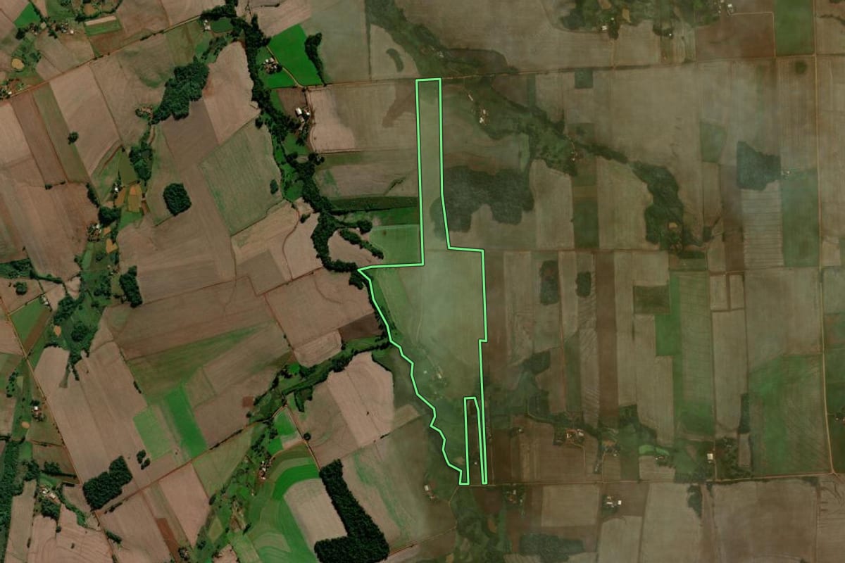Imagem de satélite do imóvel rural em Coronel Barros (RS), com o contorno declarado no CAR desenhado por cima.