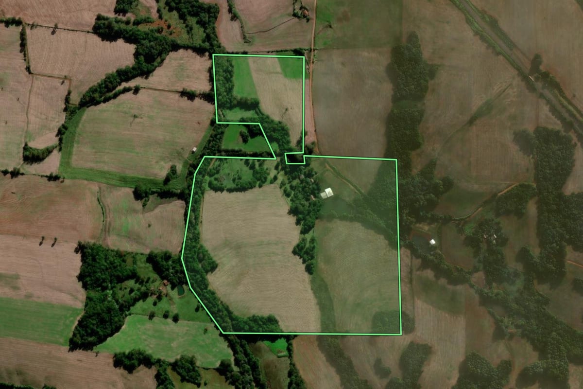 Imagem de satélite do imóvel rural em Coronel Barros (RS), com o contorno declarado no CAR desenhado por cima.