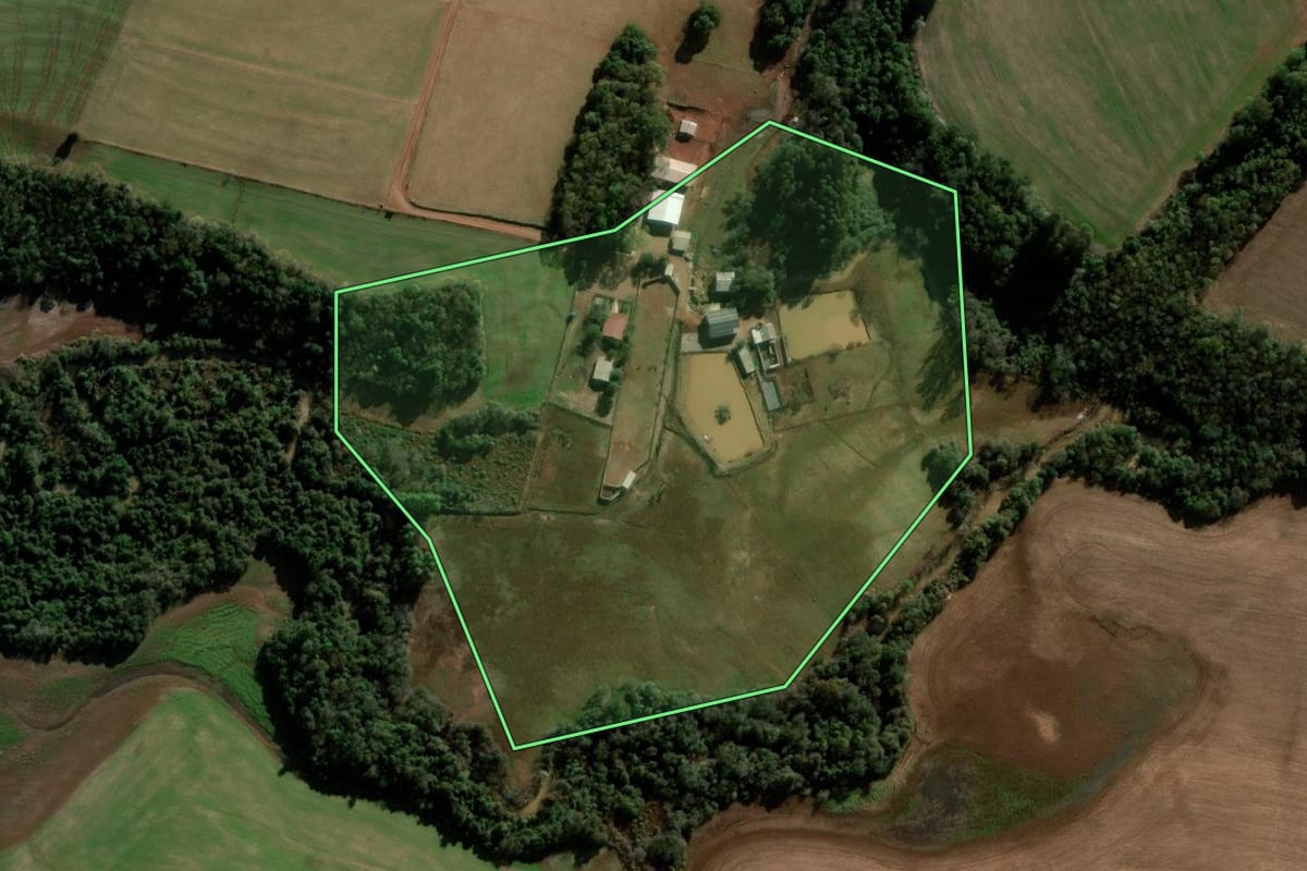 Imagem de satélite do imóvel rural em Coronel Bicaco (RS), com o contorno declarado no CAR desenhado por cima.