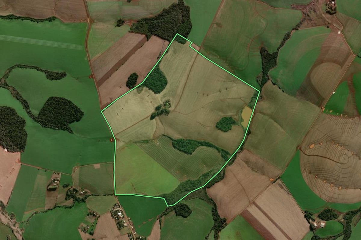 Imagem de satélite do imóvel rural em Coronel Bicaco (RS), com o contorno declarado no CAR desenhado por cima.