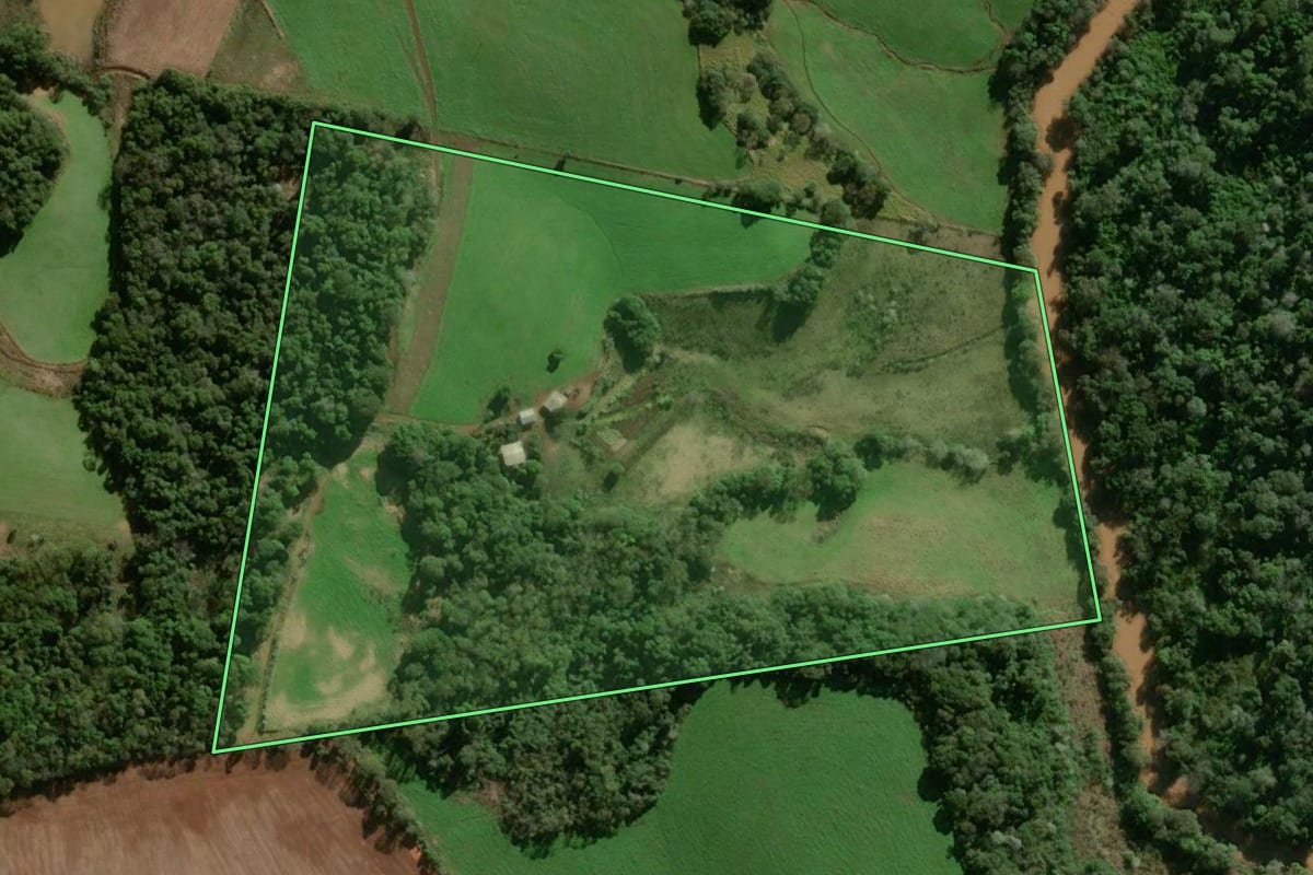Imagem de satélite do imóvel rural em Coronel Bicaco (RS), com o contorno declarado no CAR desenhado por cima.