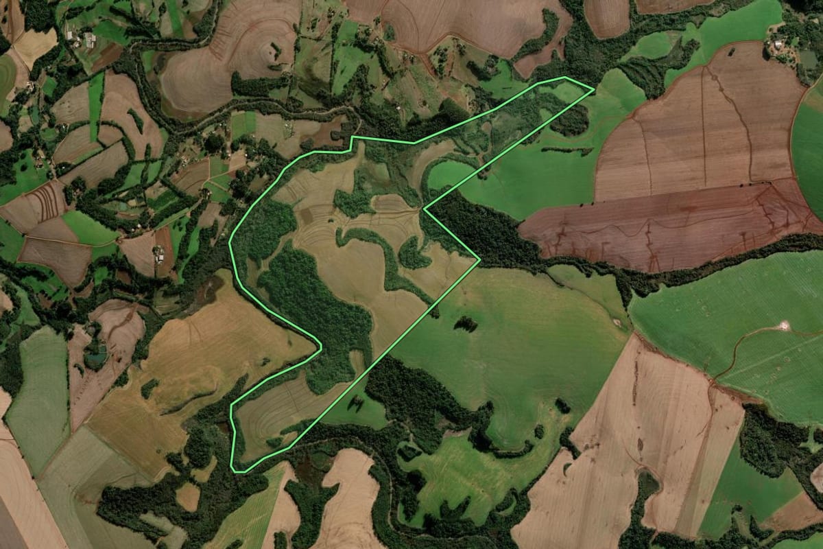 Imagem de satélite do imóvel rural em Coronel Bicaco (RS), com o contorno declarado no CAR desenhado por cima.