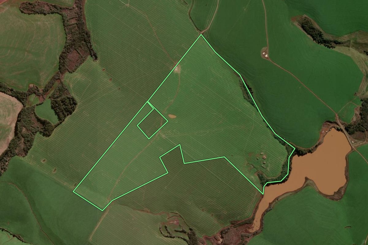 Imagem de satélite do imóvel rural em Coronel Bicaco (RS), com o contorno declarado no CAR desenhado por cima.