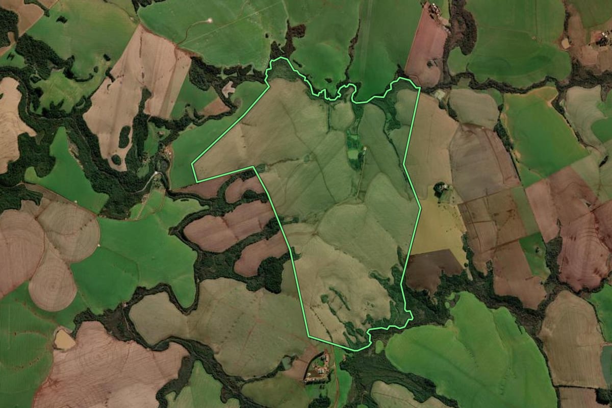 Imagem de satélite do imóvel rural em Coronel Bicaco (RS), com o contorno declarado no CAR desenhado por cima.
