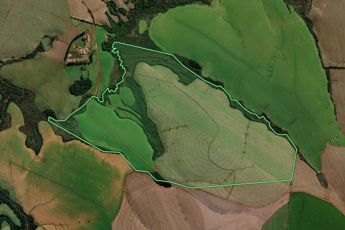 Imagem de satélite do imóvel rural em Coronel Bicaco (RS), com o contorno declarado no CAR desenhado por cima.