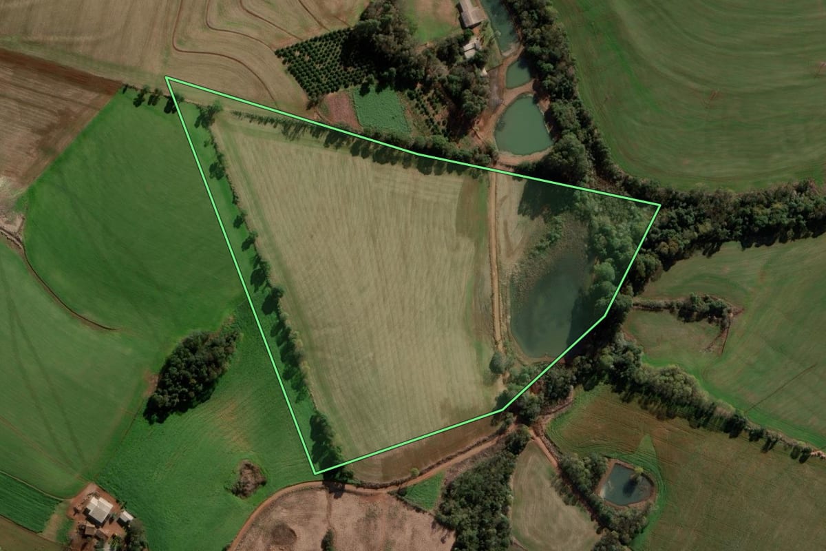 Imagem de satélite do imóvel rural em Coronel Bicaco (RS), com o contorno declarado no CAR desenhado por cima.