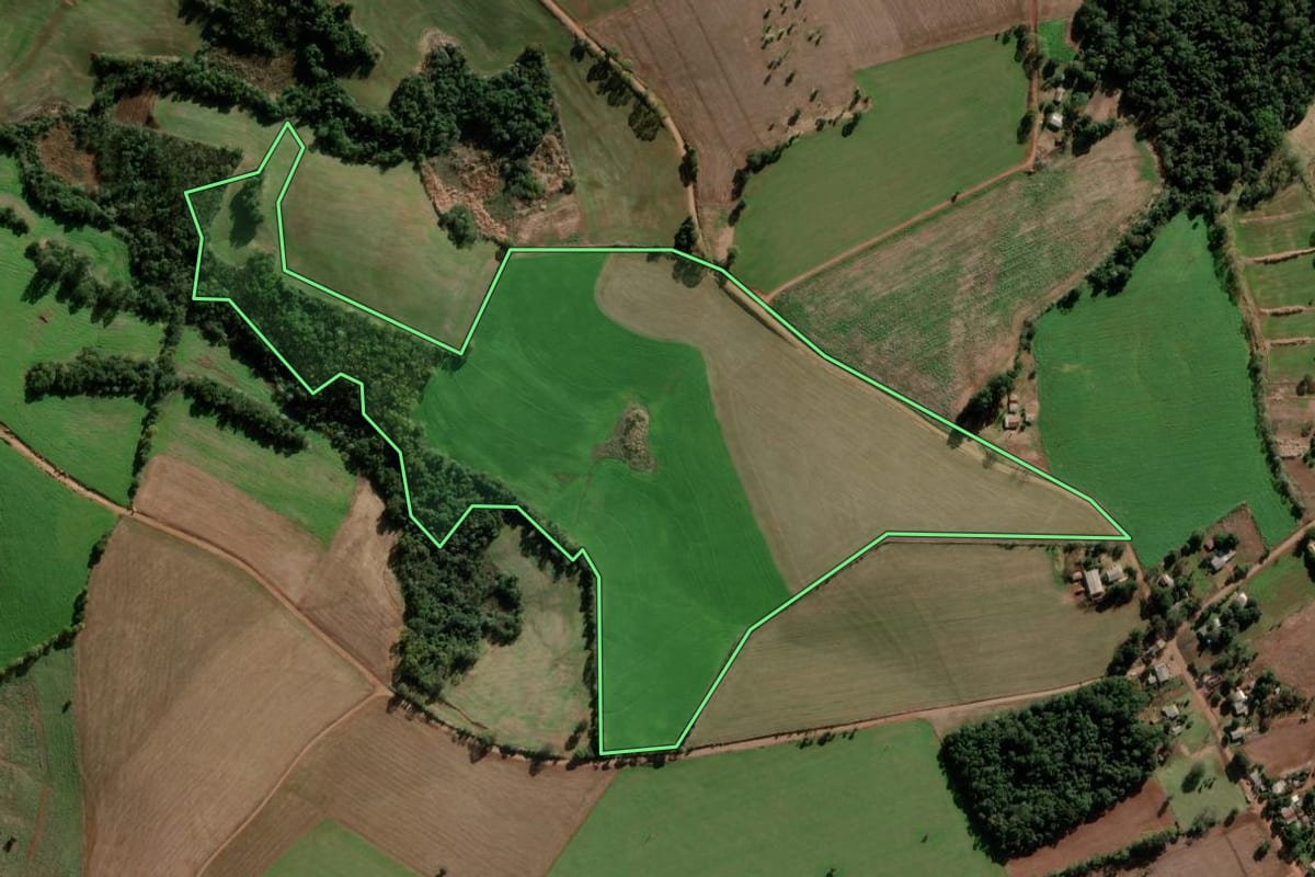 Imagem de satélite do imóvel rural em Coronel Bicaco (RS), com o contorno declarado no CAR desenhado por cima.