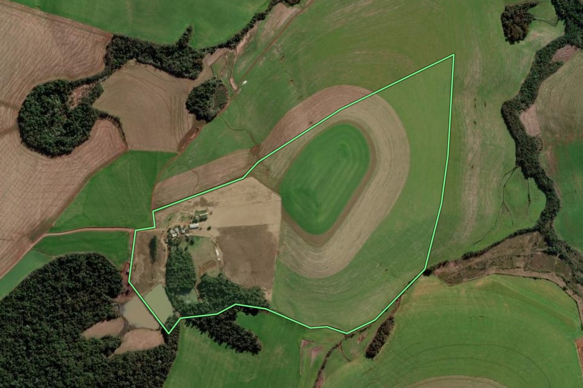 Imagem de satélite do imóvel rural em Coronel Bicaco (RS), com o contorno declarado no CAR desenhado por cima.