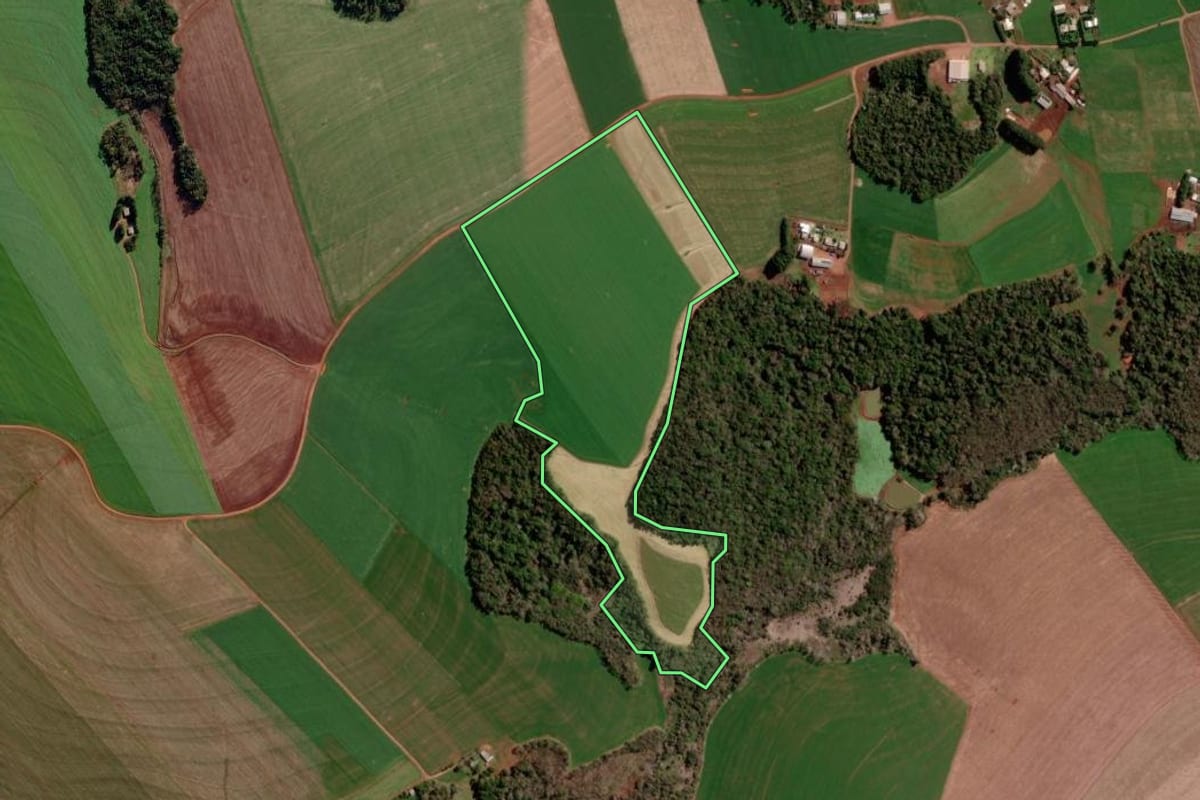 Imagem de satélite do imóvel rural em Coronel Bicaco (RS), com o contorno declarado no CAR desenhado por cima.