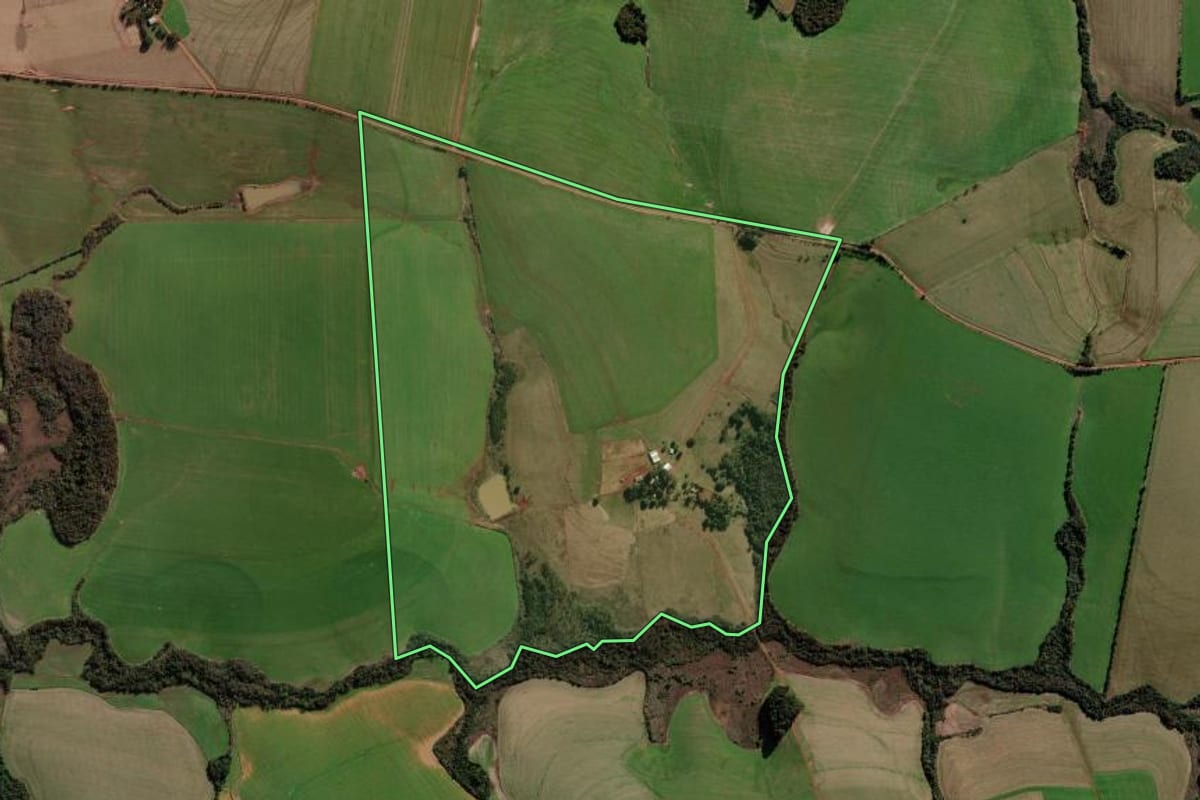 Imagem de satélite do imóvel rural em Coronel Bicaco (RS), com o contorno declarado no CAR desenhado por cima.