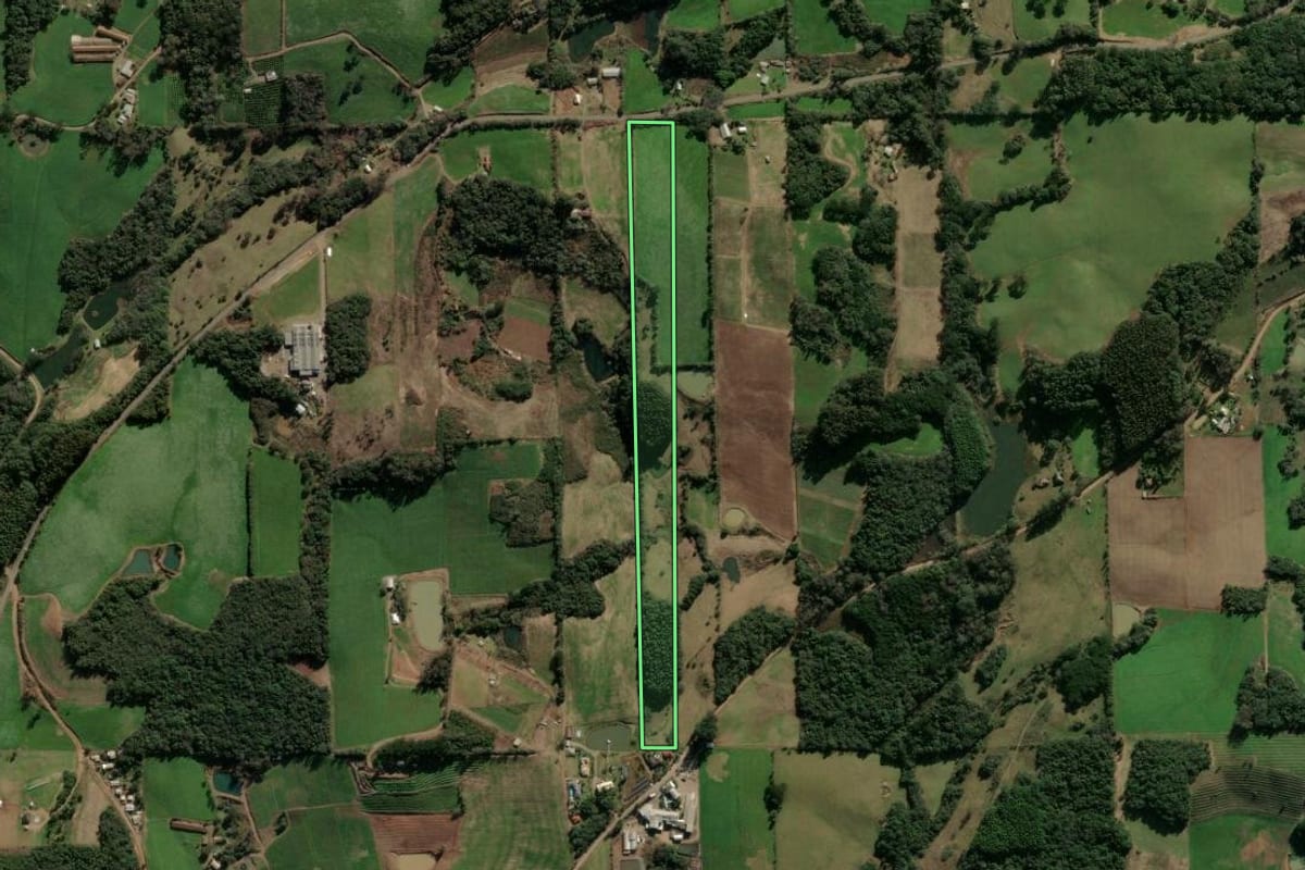 Imagem de satélite do imóvel rural em Cotiporã (RS), com o contorno declarado no CAR desenhado por cima.
