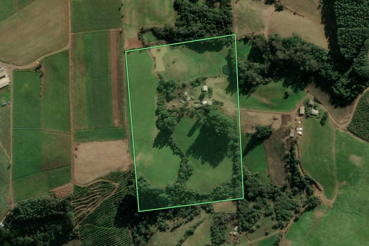 Imagem de satélite do imóvel rural em Cotiporã (RS), com o contorno declarado no CAR desenhado por cima.