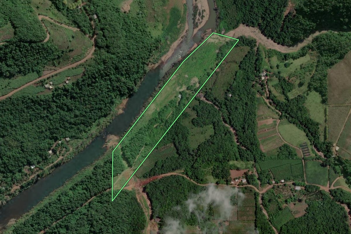 Imagem de satélite do imóvel rural em Cotiporã (RS), com o contorno declarado no CAR desenhado por cima.
