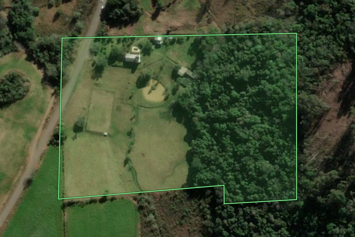 Imagem de satélite do imóvel rural em Cotiporã (RS), com o contorno declarado no CAR desenhado por cima.
