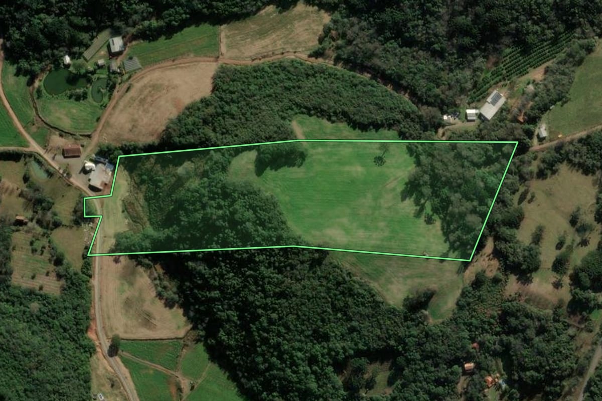 Imagem de satélite do imóvel rural em Cotiporã (RS), com o contorno declarado no CAR desenhado por cima.