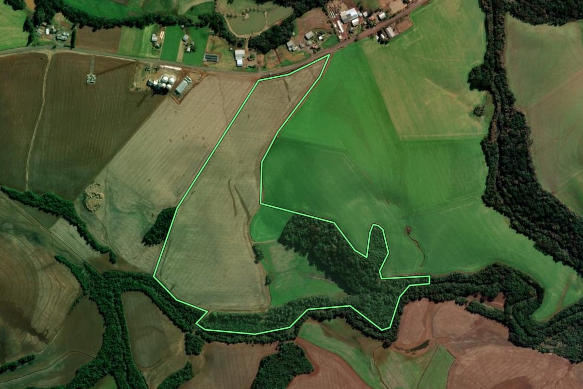 Imagem de satélite do imóvel rural em Coxilha (RS), com o contorno declarado no CAR desenhado por cima.
