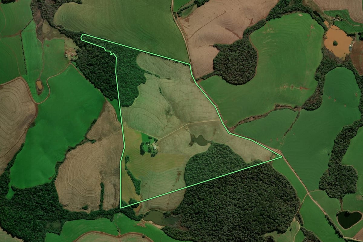 Imagem de satélite do imóvel rural em Coxilha (RS), com o contorno declarado no CAR desenhado por cima.