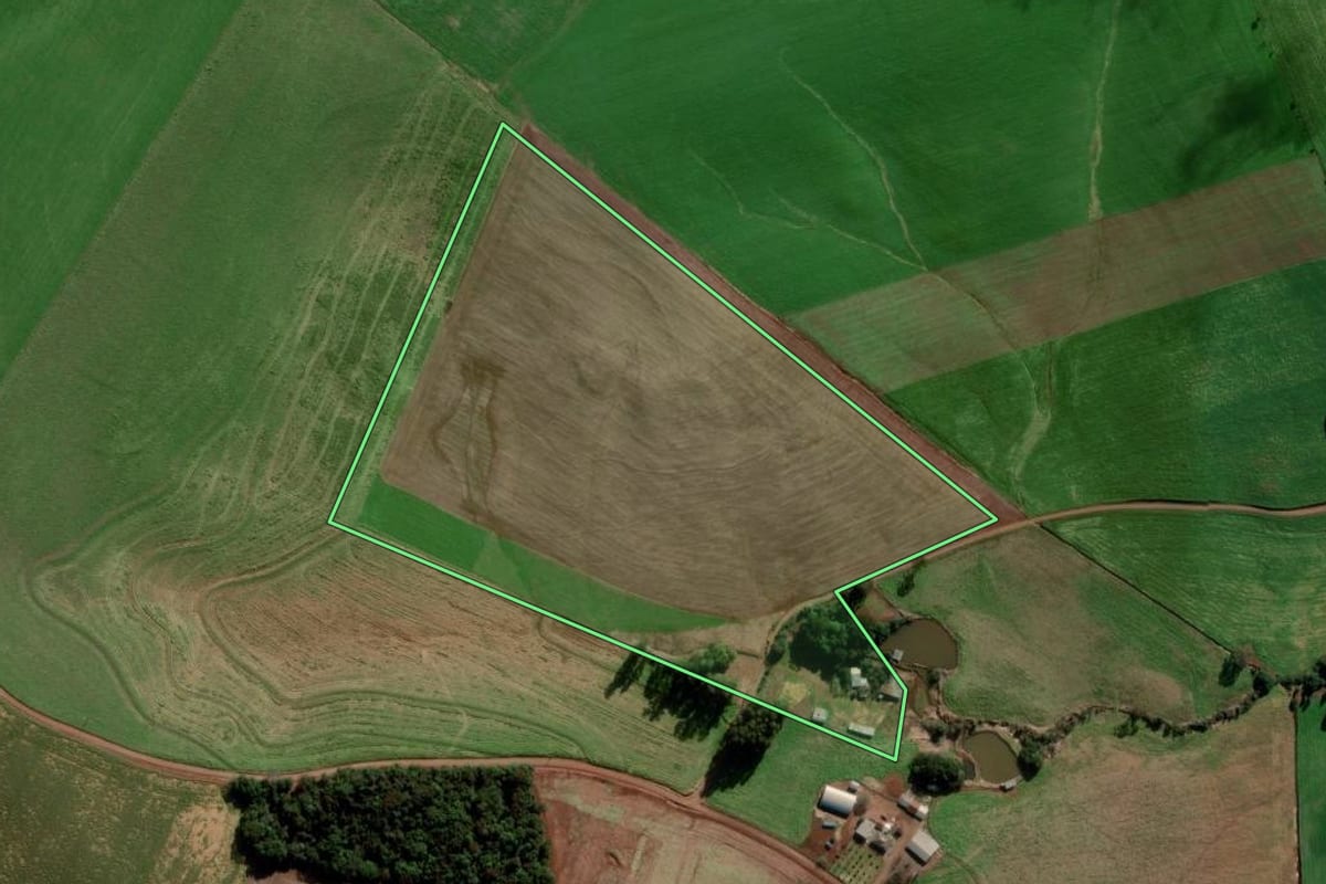 Imagem de satélite do imóvel rural em Coxilha (RS), com o contorno declarado no CAR desenhado por cima.