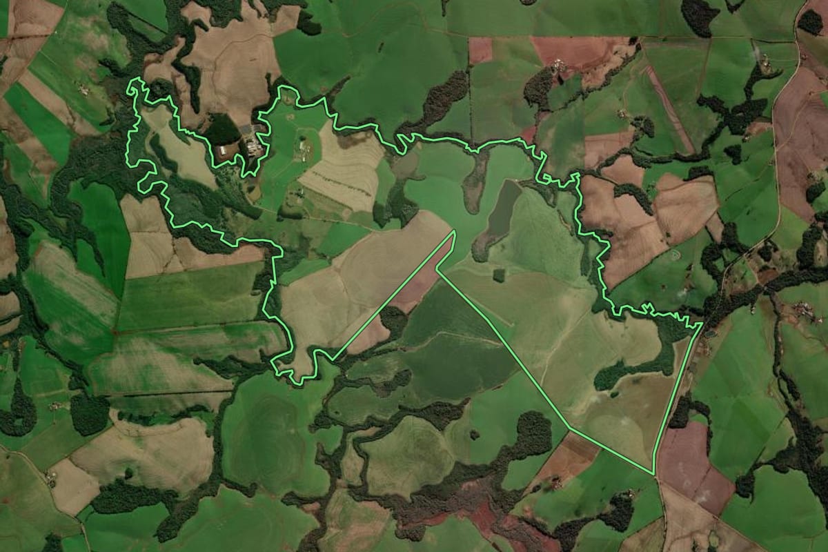 Imagem de satélite do imóvel rural em Coxilha (RS), com o contorno declarado no CAR desenhado por cima.