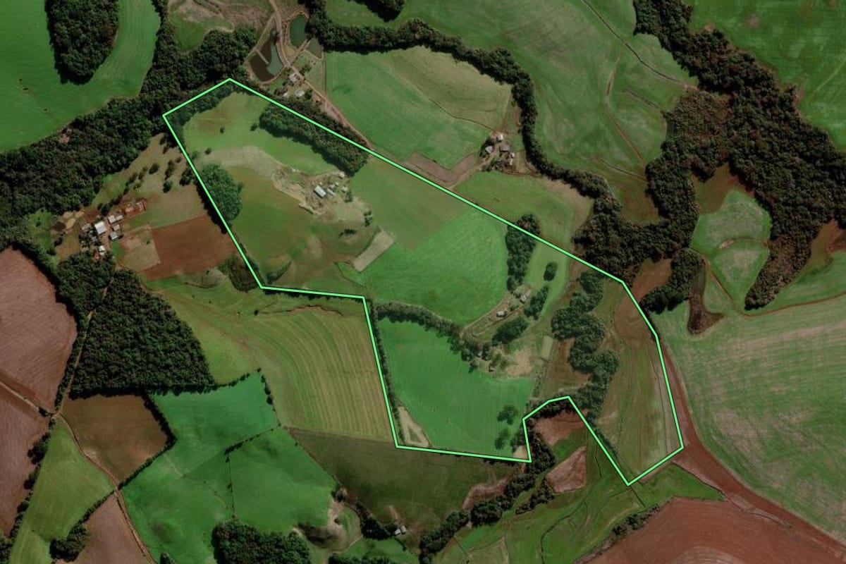 Imagem de satélite do imóvel rural em Coxilha (RS), com o contorno declarado no CAR desenhado por cima.