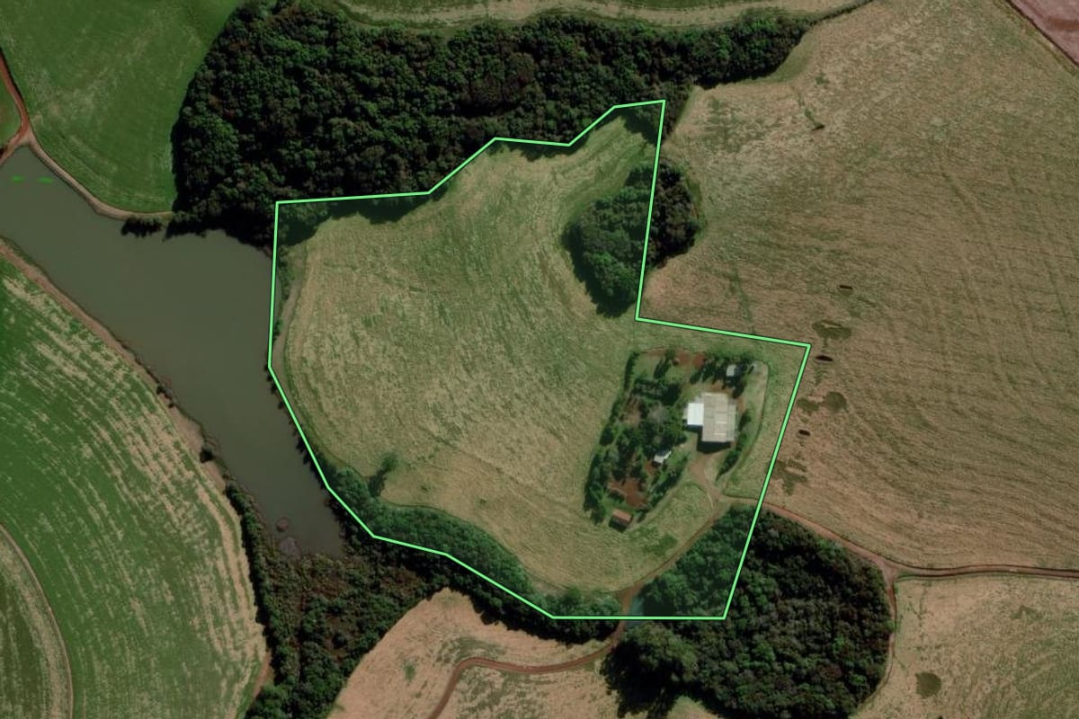 Imagem de satélite do imóvel rural em Coxilha (RS), com o contorno declarado no CAR desenhado por cima.