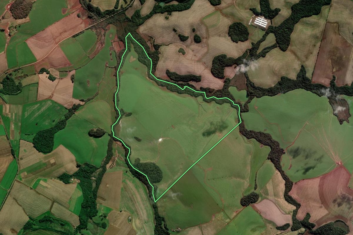 Imagem de satélite do imóvel rural em Coxilha (RS), com o contorno declarado no CAR desenhado por cima.