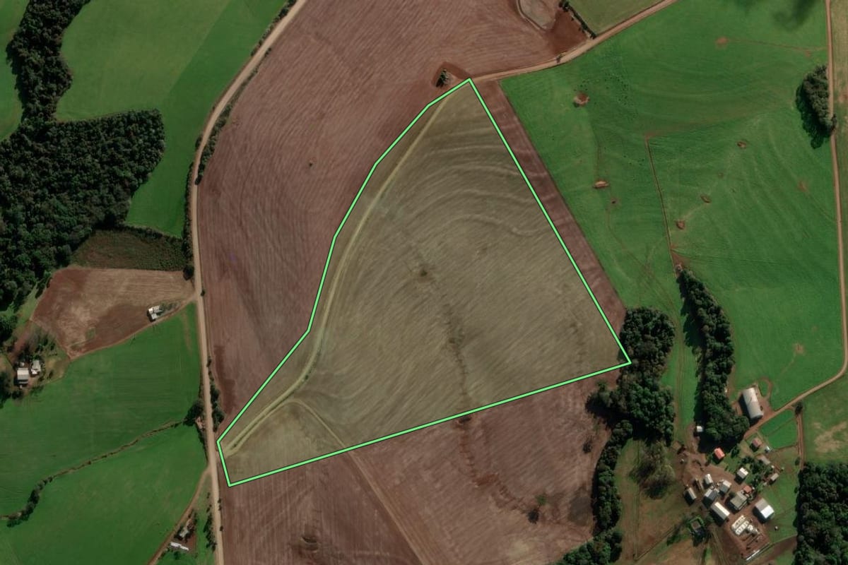 Imagem de satélite do imóvel rural em Coxilha (RS), com o contorno declarado no CAR desenhado por cima.