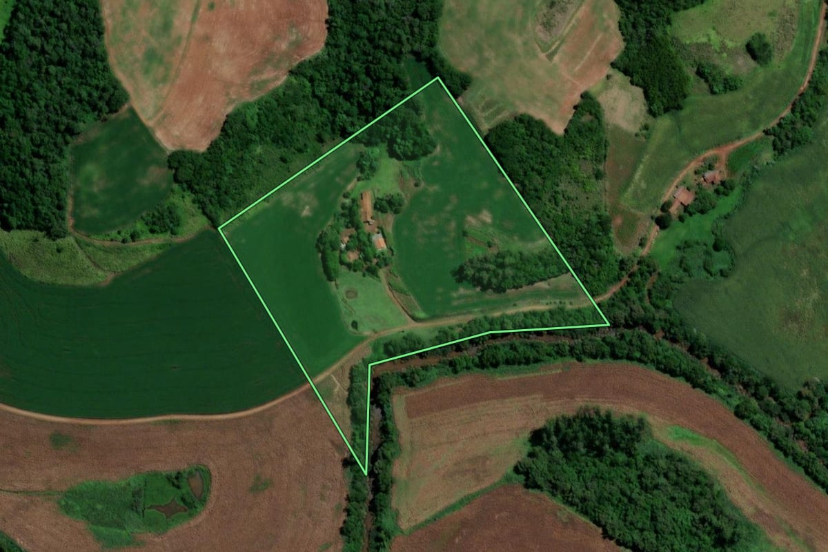 Imagem de satélite do imóvel rural em Crissiumal (RS), com o contorno declarado no CAR desenhado por cima.