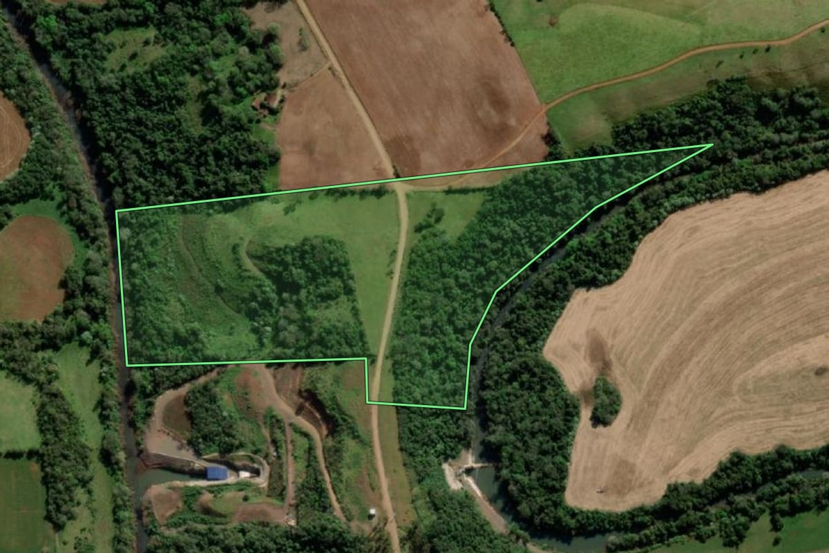 Imagem de satélite do imóvel rural em Crissiumal (RS), com o contorno declarado no CAR desenhado por cima.