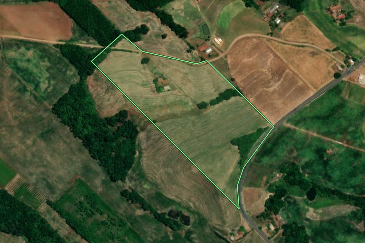 Imagem de satélite do imóvel rural em Crissiumal (RS), com o contorno declarado no CAR desenhado por cima.