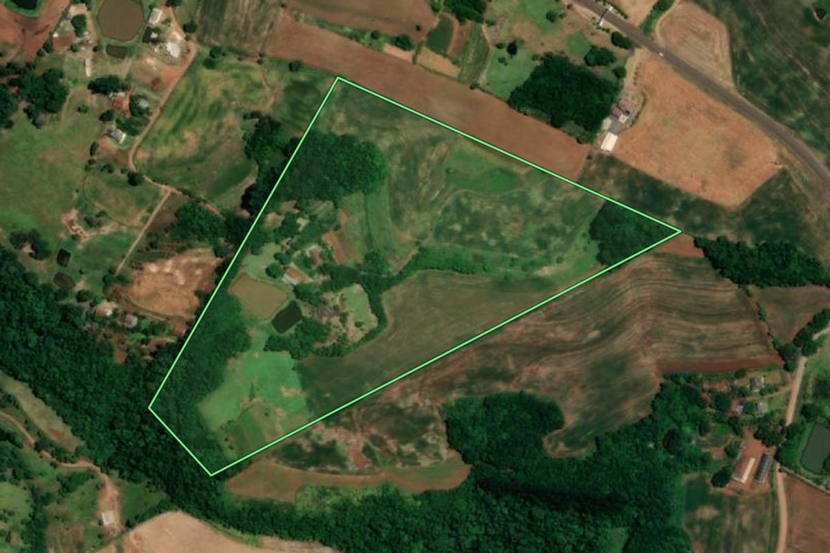 Imagem de satélite do imóvel rural em Crissiumal (RS), com o contorno declarado no CAR desenhado por cima.