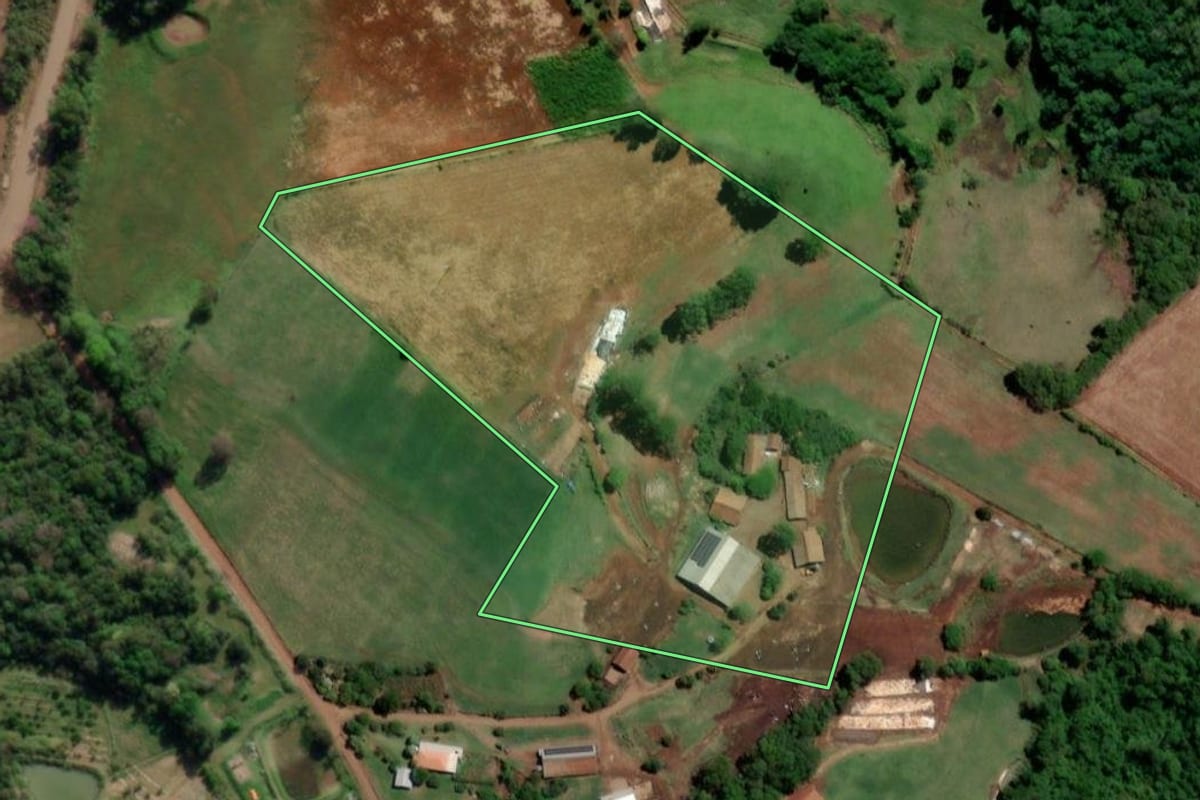 Imagem de satélite do imóvel rural em Crissiumal (RS), com o contorno declarado no CAR desenhado por cima.
