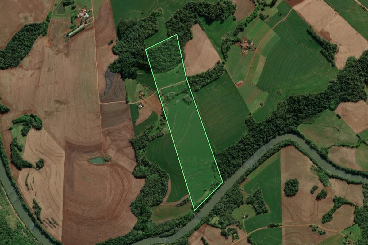 Imagem de satélite do imóvel rural em Crissiumal (RS), com o contorno declarado no CAR desenhado por cima.