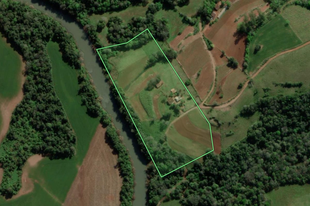 Imagem de satélite do imóvel rural em Crissiumal (RS), com o contorno declarado no CAR desenhado por cima.