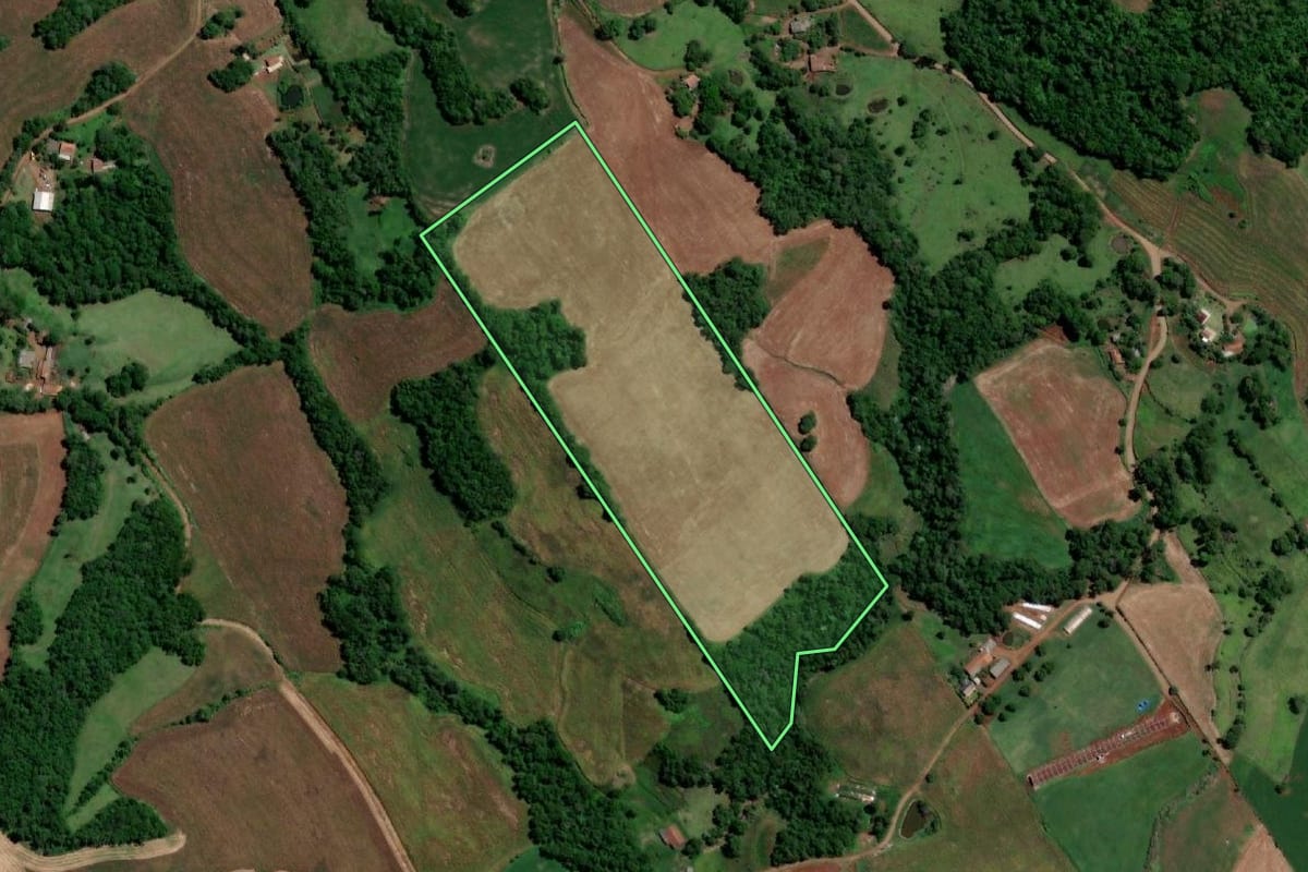 Imagem de satélite do imóvel rural em Crissiumal (RS), com o contorno declarado no CAR desenhado por cima.