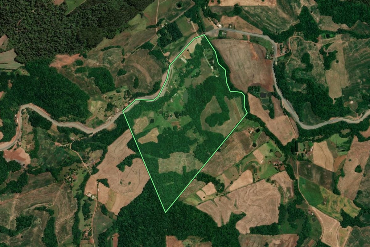 Imagem de satélite do imóvel rural em Crissiumal (RS), com o contorno declarado no CAR desenhado por cima.