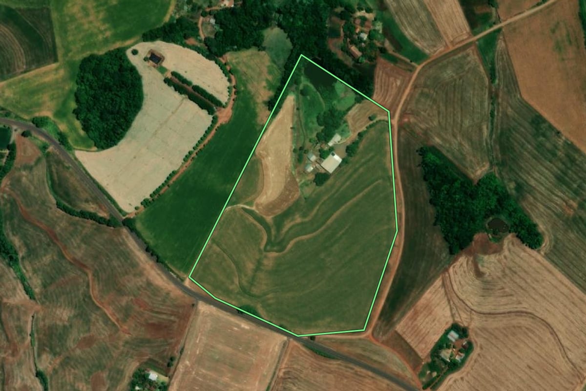 Imagem de satélite do imóvel rural em Crissiumal (RS), com o contorno declarado no CAR desenhado por cima.