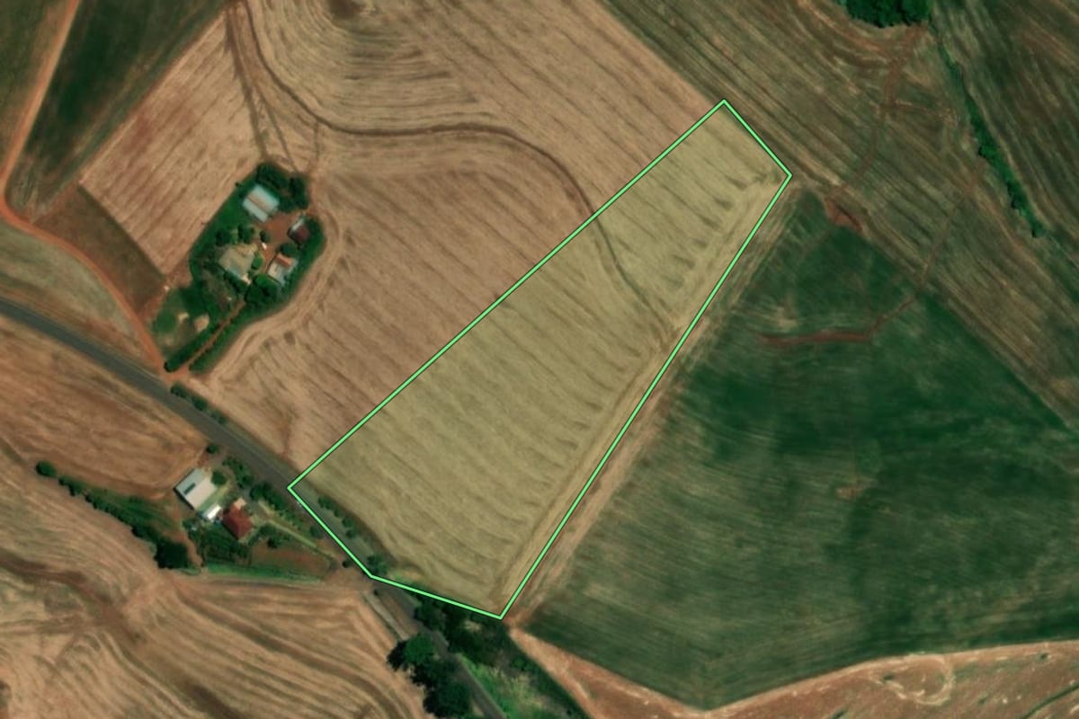 Imagem de satélite do imóvel rural em Crissiumal (RS), com o contorno declarado no CAR desenhado por cima.