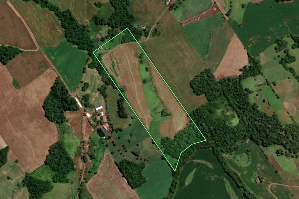 Imagem de satélite do imóvel rural em Crissiumal (RS), com o contorno declarado no CAR desenhado por cima.