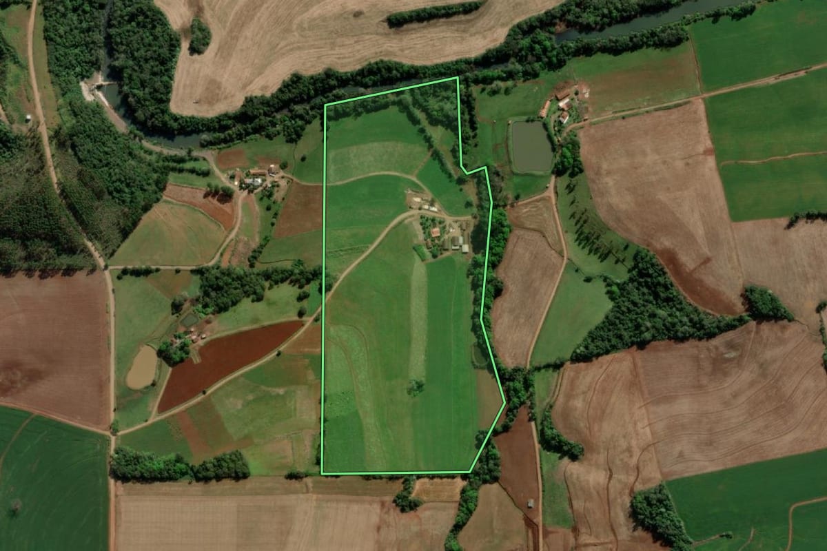 Imagem de satélite do imóvel rural em Crissiumal (RS), com o contorno declarado no CAR desenhado por cima.