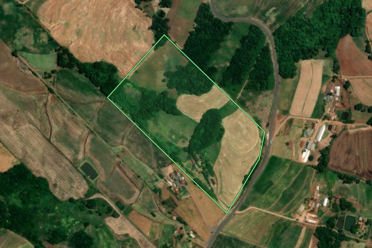Imagem de satélite do imóvel rural em Crissiumal (RS), com o contorno declarado no CAR desenhado por cima.