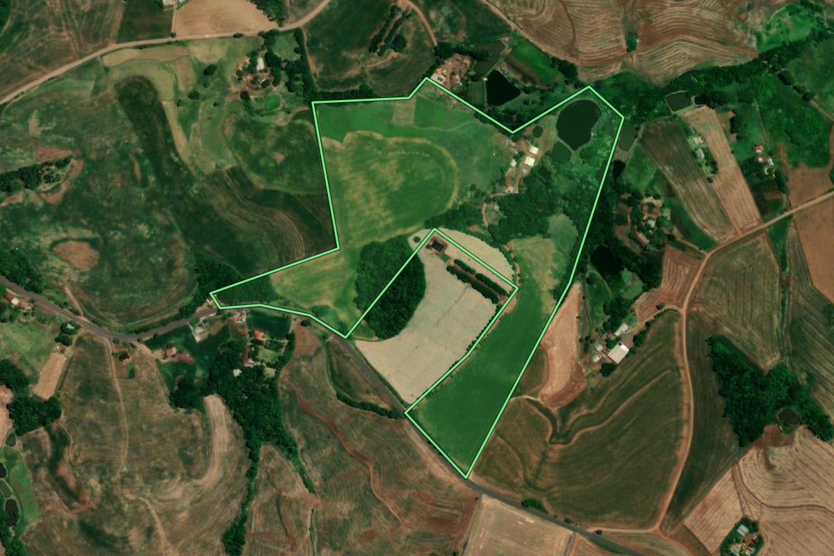 Imagem de satélite do imóvel rural em Crissiumal (RS), com o contorno declarado no CAR desenhado por cima.