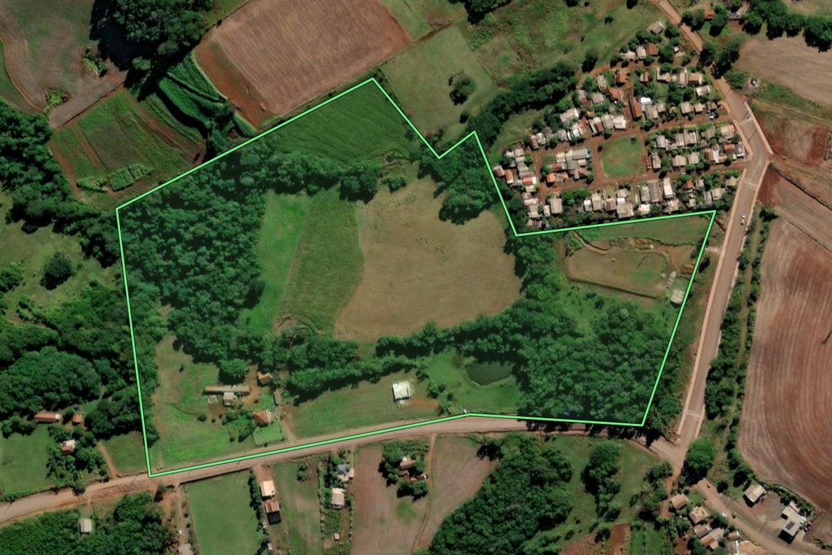 Imagem de satélite do imóvel rural em Crissiumal (RS), com o contorno declarado no CAR desenhado por cima.