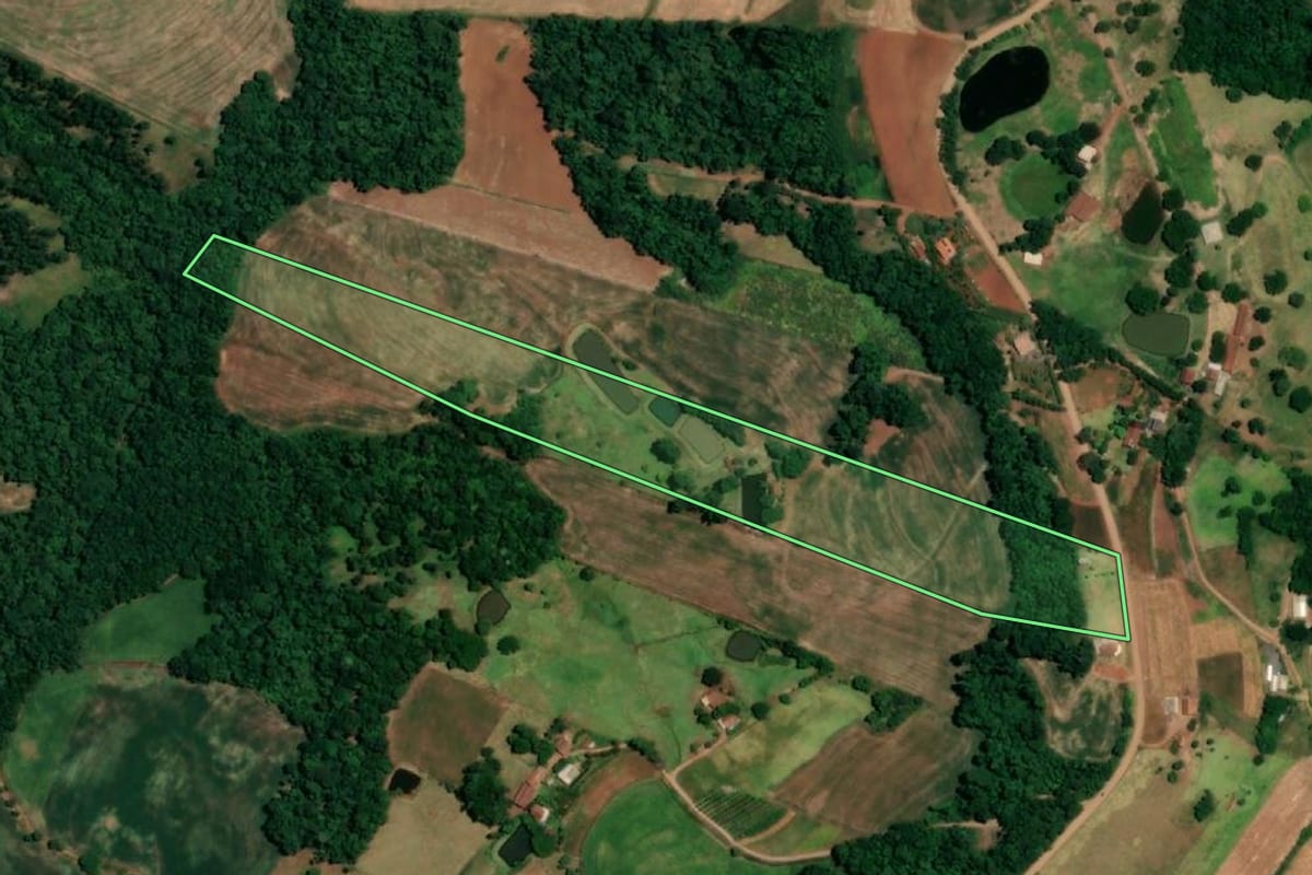 Imagem de satélite do imóvel rural em Crissiumal (RS), com o contorno declarado no CAR desenhado por cima.